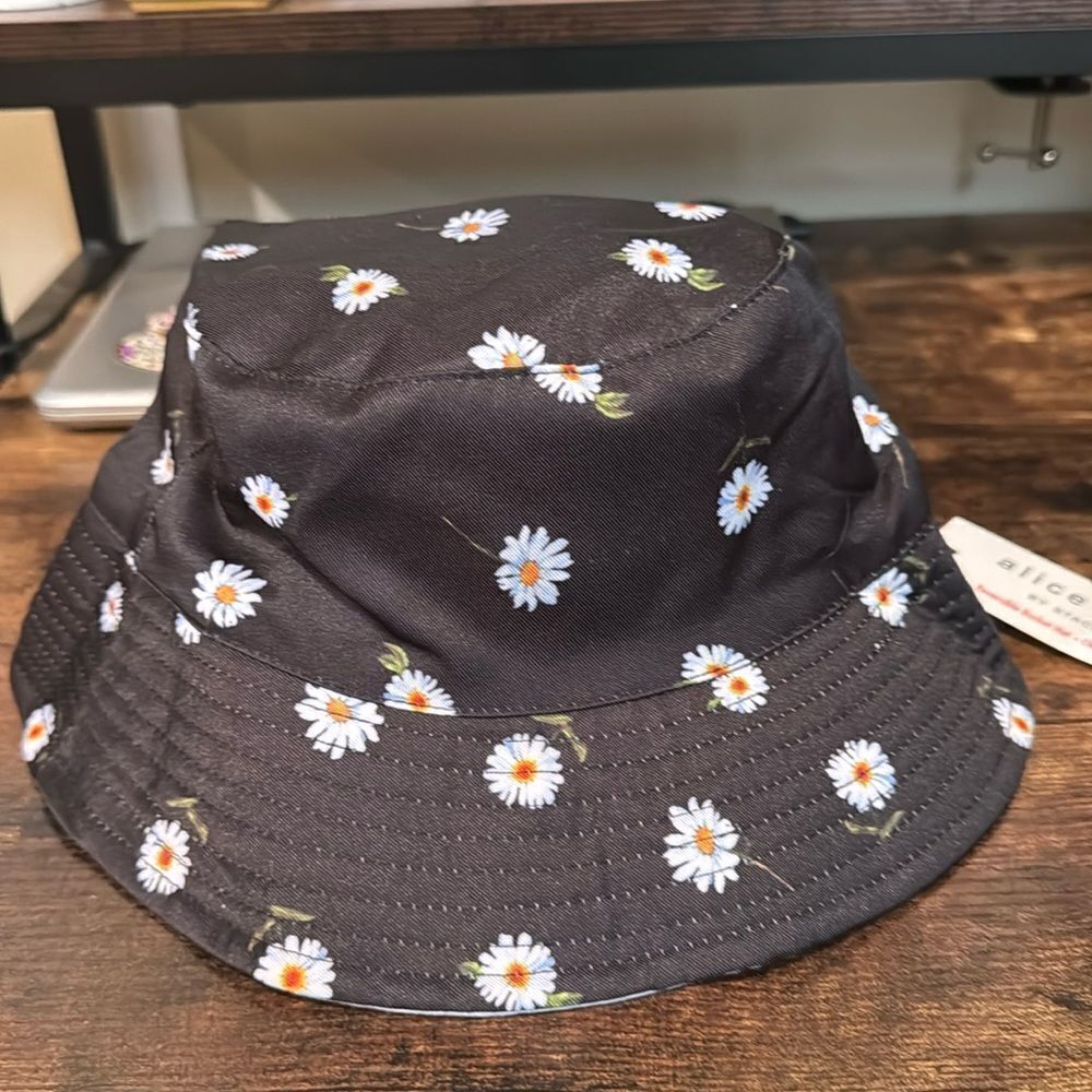 NWT Alice + Olivia Black Floral‎ Bucket hat One Size